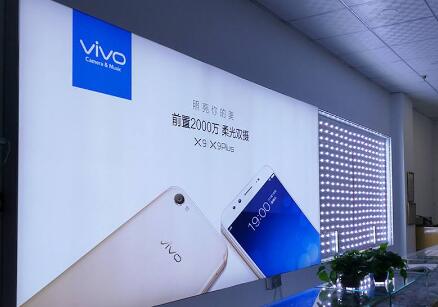 燈箱光源的配置應(yīng)使商店看起來更吸眼更明亮。